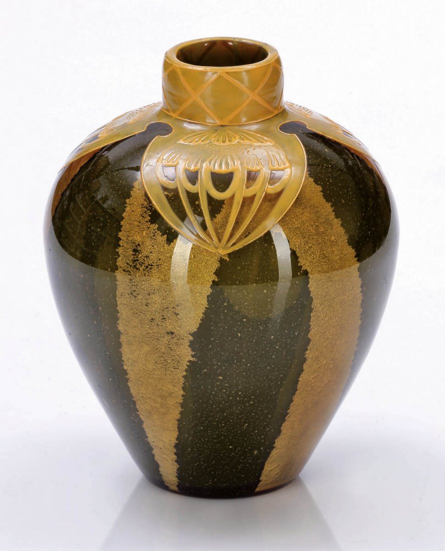 Vase - grün Ophir mit Emaillierung Johann Loe...: Vase - grün Ophir mit Emaillierung Johann Loetz Wwe., Klostermühle 1904. Grünes Glas mit aufgewalztem Goldpulver z. T. in breiten Bändern. Farbloser Überfang. In die Form geblasen. Mit opakgelbem