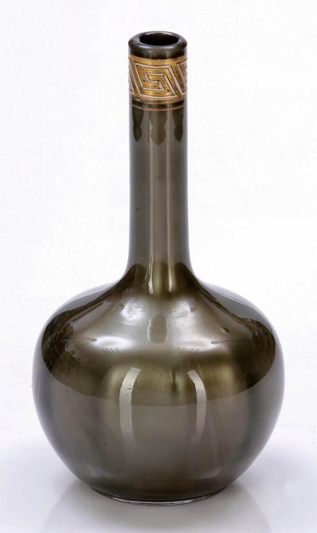 Enghalsvase - braun Metallin opt. Johann Loet...: Enghalsvase - braun Metallin opt. Johann Loetz Wwe., Klostermühle 1900. Farbloses Glas. Metallisch glänzender grünbrauner Unterfang. Zehnfach optisch gerippt. Modelgeblasen. Reduziert, matt irisier