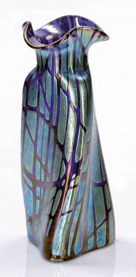 Vase - cobalt Pampas Loetz Wwe., Klostermühle...: Vase - cobalt Pampas Loetz Wwe., Klostermühle 1899. Massiv blauer Grund, farbloser Fadendekor über silbergelber Pulvereinschmelzung. Modelgeblasen und tordiert, gebogene Dreiecksfläche. Rand durch