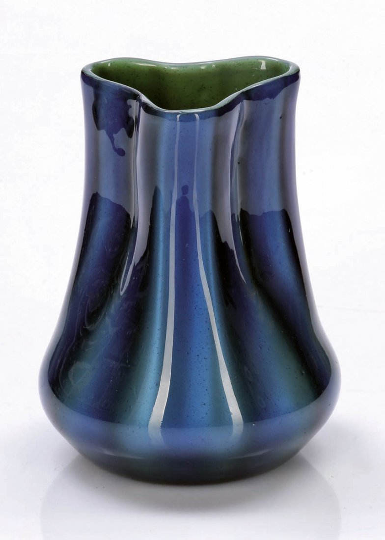 Vase - blau Metallin opt. Johann Loetz Wwe., ...: Vase - blau Metallin opt. Johann Loetz Wwe., Klostermühle 1906. Grünoliver Unterfang. Farbloses Glas. Metall blau, mit farblosem Glas überfangen. Zehnfach optisch gerippt. Modelgeblasen: runder Sta