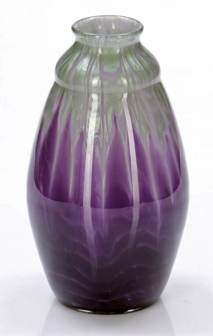 Vase - Flamarion grau mit pensée (violett) Jo...: Vase - Flamarion grau mit pensée (violett) Johann Loetz Wwe., Klostermühle 1910. Graues Opalglas, auf der ganzen Fläche mit silbrigen Fäden umsponnen, darüber im unteren Teil breiter Streifen vio