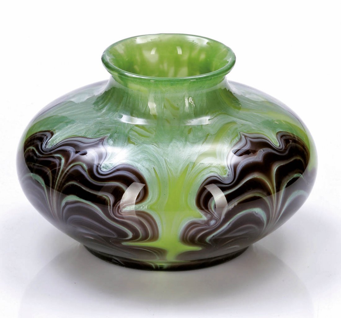 Vase - Titania Gre 6388 Johann Loetz Wwe., Kl...: Vase - Titania Gre 6388 Johann Loetz Wwe., Klostermühle 1909. Maigrünes Opalglas, vom Boden her braun überfangen. Mit silbrigen Fäden umsponnen, mit der violetten Schicht zu vier zungenförmigen G