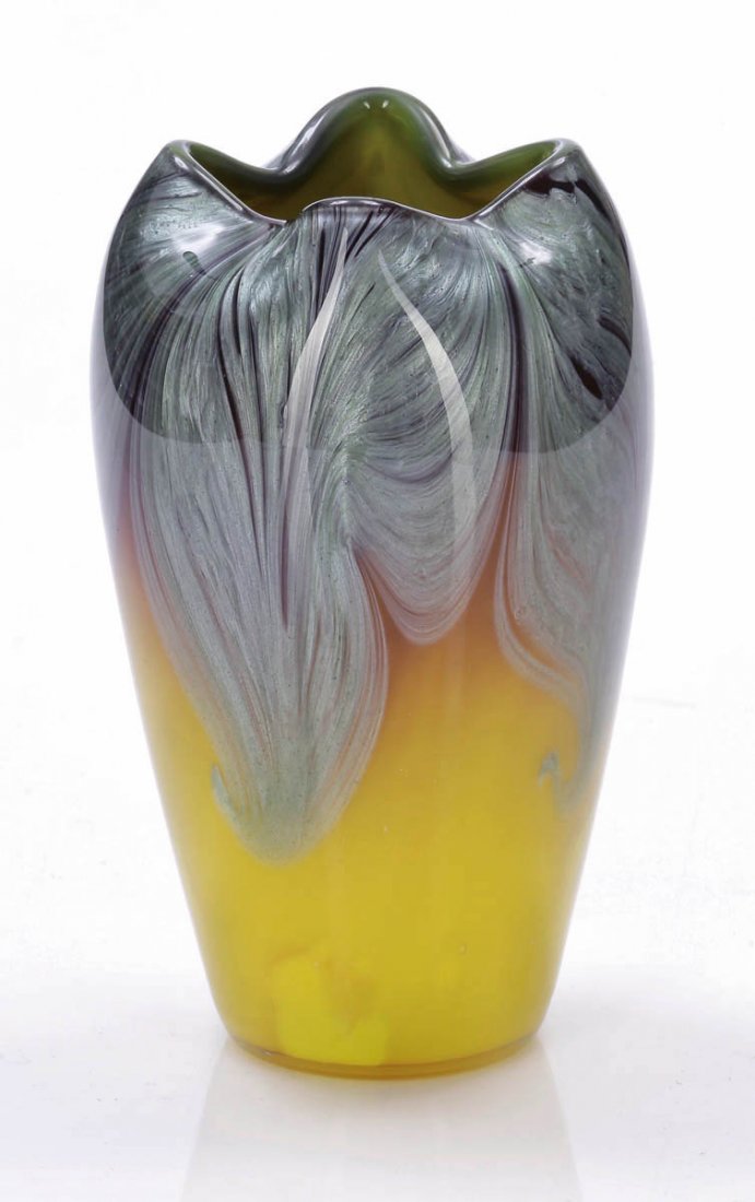Vase - Titania citron m. braun Gre 2503 Johan...: Vase - Titania citron m. braun Gre 2503 Johann Loetz Wwe., Klostermühle 1906. Zitronengelber Opalunterfang, vom Hals abwärts in braunem Opal verlaufend. Mit breitem Streifen silberner, regelmäßig