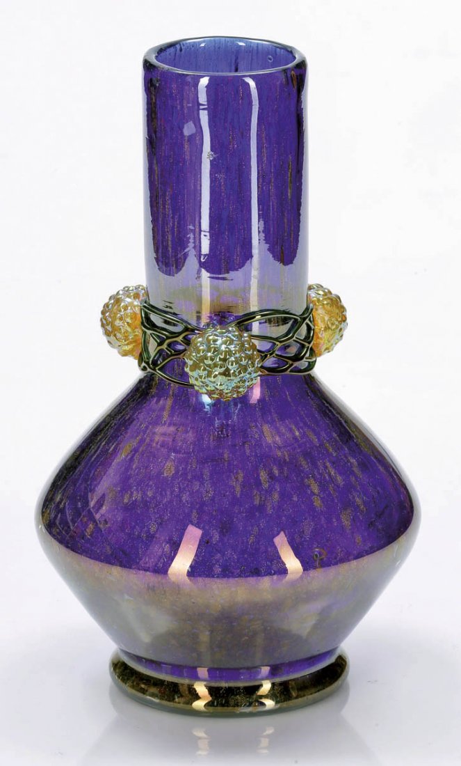 Enghalsvase mit Brombeeren - blau Ausführung ...: Enghalsvase mit Brombeeren - blau Ausführung 136 Johann Loetz Wwe., Klostermühle 1910. Kobaltblauer Unterfang, überfangen mit farblosem Glas mit Aventurinflocken. In die Form geblasen. Hals mit pla