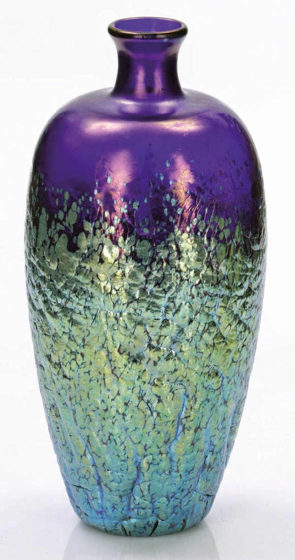 Vase mit kurzem Hals - Phänomen Gre 377 Loetz...: Vase mit kurzem Hals - Phänomen Gre 377 Loetz Wwe., Klostermühle um 1900. Auf dunkelblauem Unterfang dichte silbergelbe Kröseleinschmelzung, modelgeblasen, in Wasser abgeschreckt, überschmolzen, g