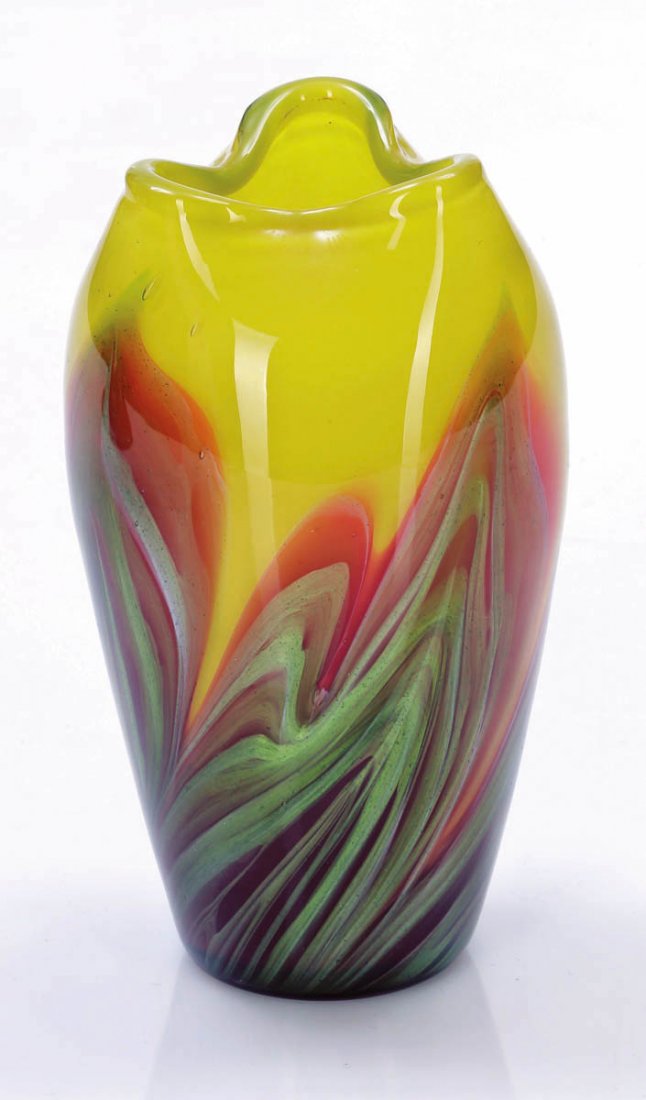 Vase - Titania citron m. rot, silberne und gr...: Vase - Titania citron m. rot, silberne und grasgrüne Fäden Johann Loetz Wwe., Klostermühle 1906. Zitronengelber Opalunterfang, von unten aufwärts in rotem Opal verlaufend. Mit breitem Streifen sil