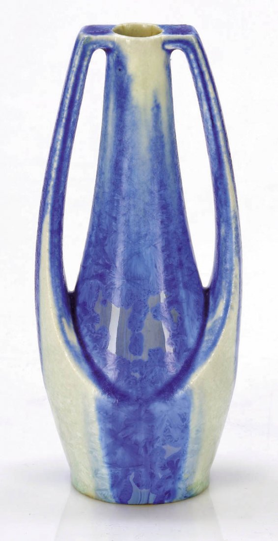 Vase mit zwei Henkeln - Kristallglasur Porzel...: Vase mit zwei Henkeln - Kristallglasur Porzellan- und Ofenfabrik Ernst Teichert, Meissen um 1900. Keramik, beiger Scherben. Weiß-blaue Laufglasur mit Kristallglasur. Unter der Glasur grüne Marke. H.