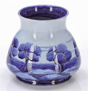 Vase - Relief: Bäume in einer Landschaft Entw...: Vase - Relief: Bäume in einer Landschaft Entwurf von William Moorcroft (1872-1945) - Florian Ware Jas Macintyre & Co Ld Burslem, England 1897-1912. Steingut, hellbeiger Scherben. In Blautönen bemalt