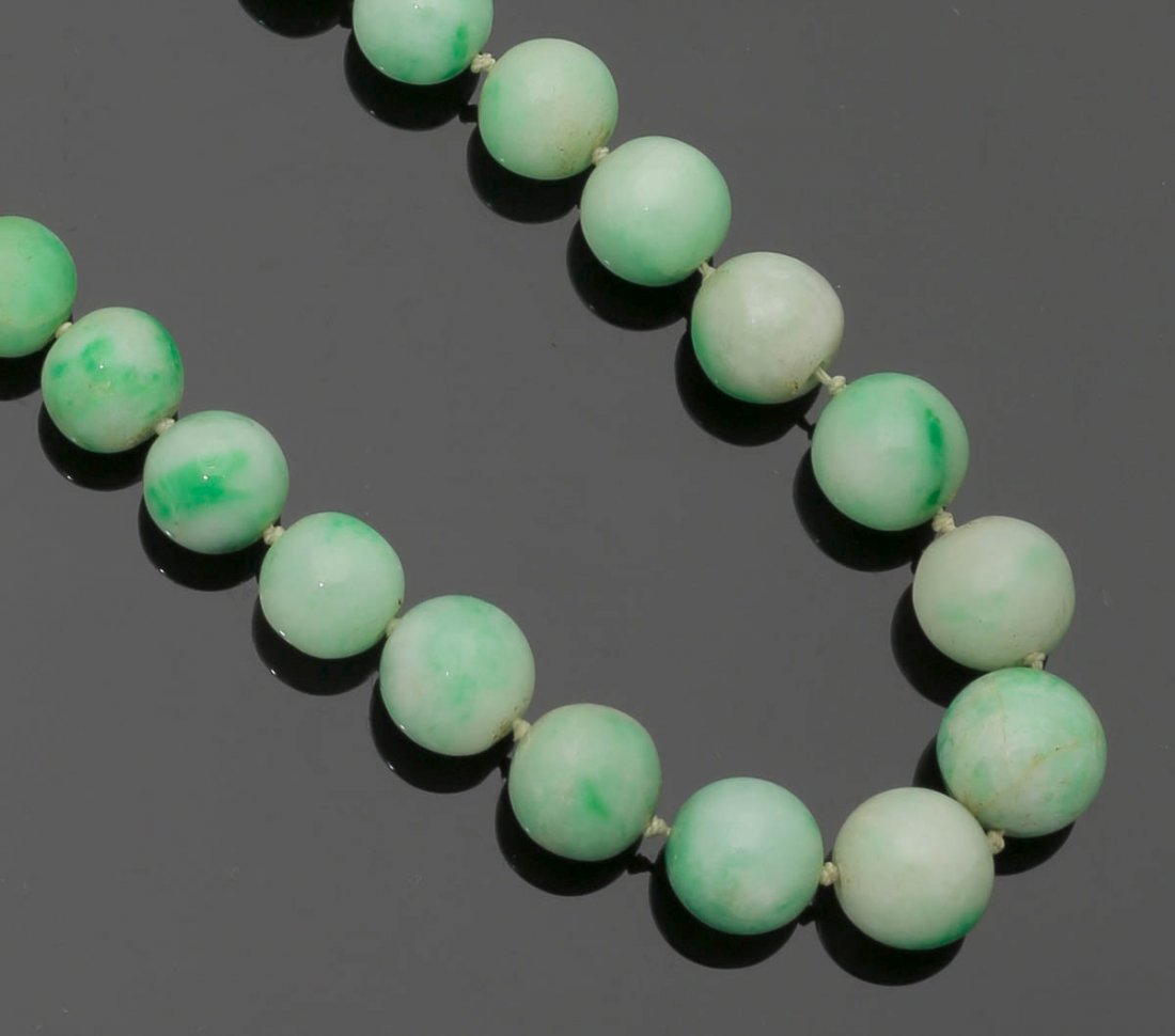 Collier aus Jadeit-Kugeln585er GG, ungestemp. 57 (1 of 3)
