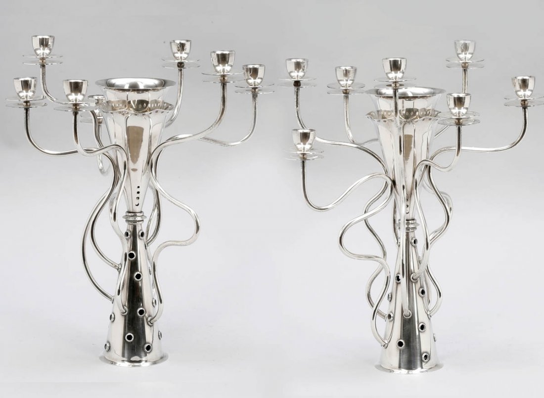 Paar Kerzenleuchter Simon Driade/Italien. Entwurf:: Paar Kerzenleuchter Simon Driade/Italien. Entwurf: Borek Sipek um 1988/89. Metallblech, versilbert. Punzen: Herst.-Marke. H. 46 cm. Lit.: Volker Albus, Volker Fischer, 13 nach Memphis. Design zwischen