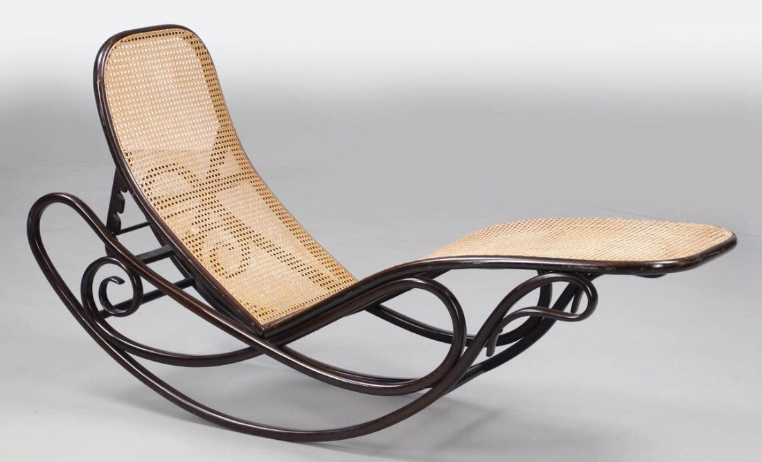Schaukelliege Thonet/Österreich, um 1980 Entw...: Schaukelliege Thonet/Österreich, um 1980 Entwurf: August Thonet um 1880. Bugholz. Wiener Geflecht. Herst.-Marke. 80 x 54 x 174 cm.