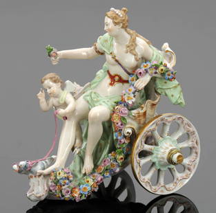 Figurengruppe: Venus mit Amor im Muschelwagen...: Figurengruppe: Venus mit Amor im Muschelwagen mit Taubenpaar Königliche Porzellan Manufaktur, Meissen um 1850. Porzellan, weiß, glasiert. Polychrom und Gold bemalt. Unter der Glasur blaue Schwerterm