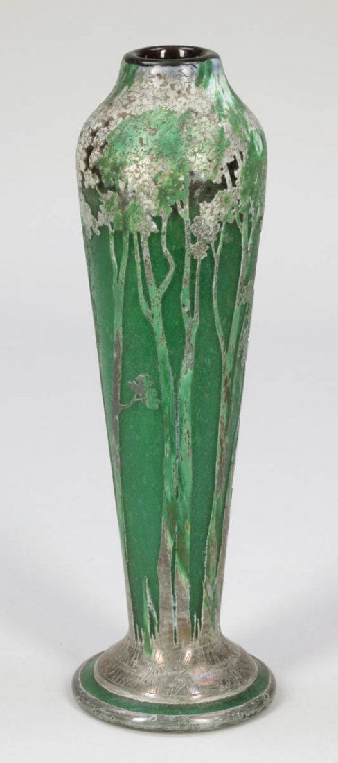 Enghalsvase Daum Fréres & Cie, Verreries de N...: Enghalsvase Daum Fréres & Cie, Verreries de Nancy um 1895. - Baumstämme und Ahornblätter - Farbloses Glas mit grünen, im oberen Bereich mit violetten Pulvereinschmelzungen. Rauh ausgeätzter, grü