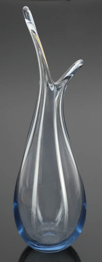 Vase Entwurf von Per Lütken (1916-1998) - Aus...: Vase Entwurf von Per Lütken (1916-1998) - Ausführung Holmegaards Glasvaerk, Kopenhagen 1953. Hellblaues Glas. Ausgeschliffener Abriss. Unter dem Stand graviert: Holmegaard 19 PL (ligiert) 53. H. 46,