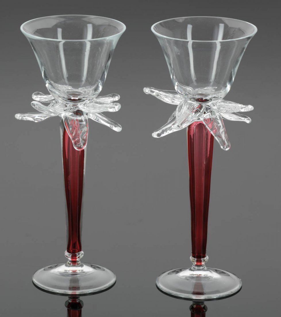 2 Weingläser mit Blättern 'Alterego' Entwurf ...: 2 Weingläser mit Blättern 'Alterego' Entwurf von Borek Sipek - Ausführung Ajeto, Novy Bor um 1988. Farbloses Glas, hohl geblasener Schaft mit Scheibennodi, rubinrot unterfangen. H. 26,5 cm. Borek S