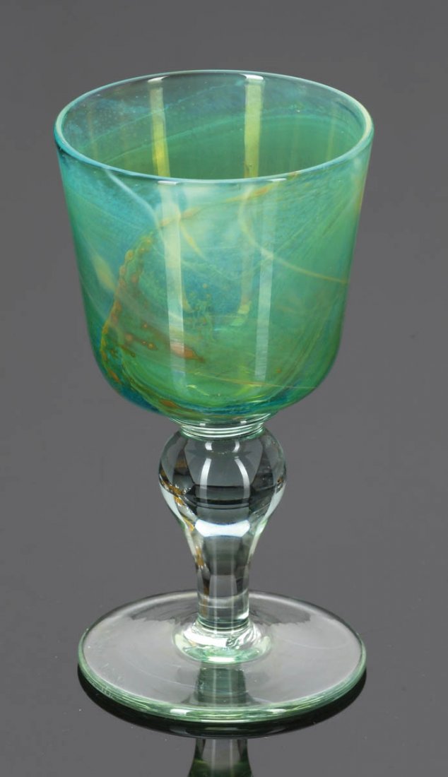 Kelchglas Michael Harris, Mdina, Malta 1968-1...: Kelchglas Michael Harris, Mdina, Malta 1968-1972. Scheibenfu und Schaft aus farblosem, leicht grnlichem Glas. Kuppa aus dickwandigem, farblosem Glas mit Pulvereinschmelzungen in Grn- und Gelbtnen. Unt