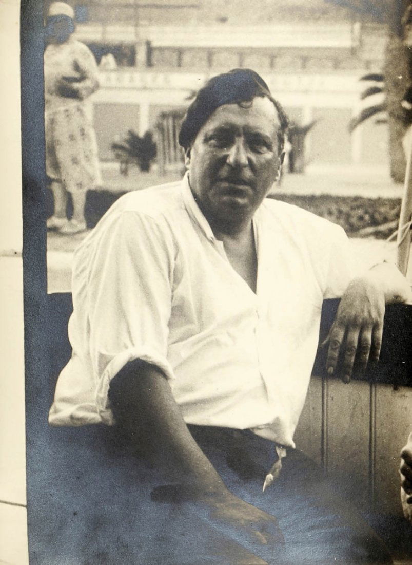 Unbekannter Fotograf um 1930 - Bildnisse von ...: Unbekannter Fotograf um 1930- Bildnisse von André Derain - 6 Schwarzweiß-Fotografien des Malers André Derain. Jeweils 9 x 14 cm (5), eine 23,8 x 17,7 cm. - Beigegeben: Ein Künstlerbrief an den deu