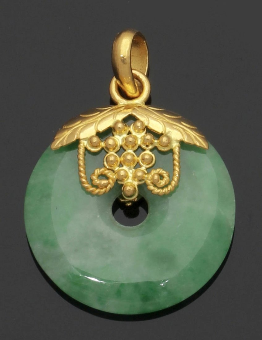 Jadeit-Anhänger mit filigraner Goldmontierung... (1 of 1)