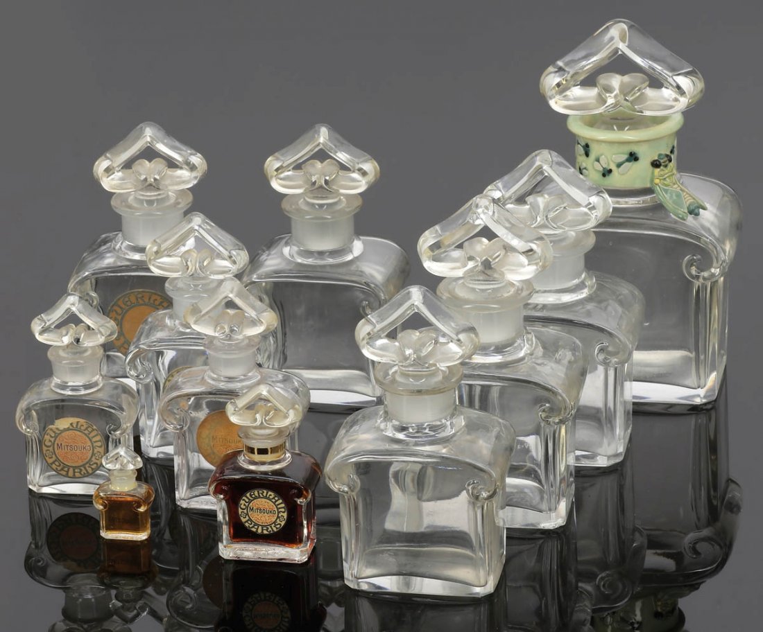10 Flakons Guerlain Mitsouko, Cristalleri...: 10 Flakons Guerlain Mitsouko, Cristalleries de Baccarat, Baccarat. Farbloses Glas, formgepresst. Unter dem Stand z. T. bez.: Guerlain Paris Baccarat France Bottle Made in France. Fnf Papieretiketten (