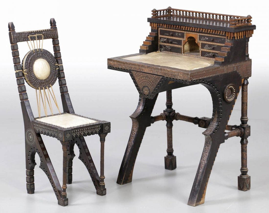 Bugatti-Schreibtisch mit Stuhl im maurischen ...: Bugatti-Schreibtisch mit Stuhl im maurischen Stil, Mailand, um 1900. Entwurf: Carlo Bugatti. Ebonisiertes Holz. Pergament. Zinn. Kupfer. Elfenbein. Fehlstellen. Riss. - Lit.: Die Bugattis, Ausst.-Kat.