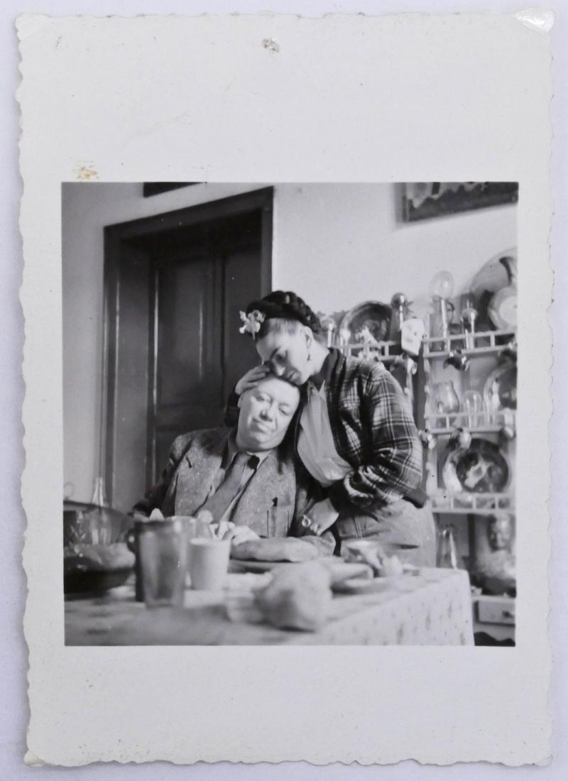 Emmy Lou Packard (1914-1998 California) Frida Kahlo and: Emmy Lou Packard (1914-1998 California) Frida Kahlo and Diego Rivera Coyoacan Mexico 1941 Original Snapshot Photo 3.5''x2.5''. A historic and rare original contact photo of an intimate scene. Pencil s