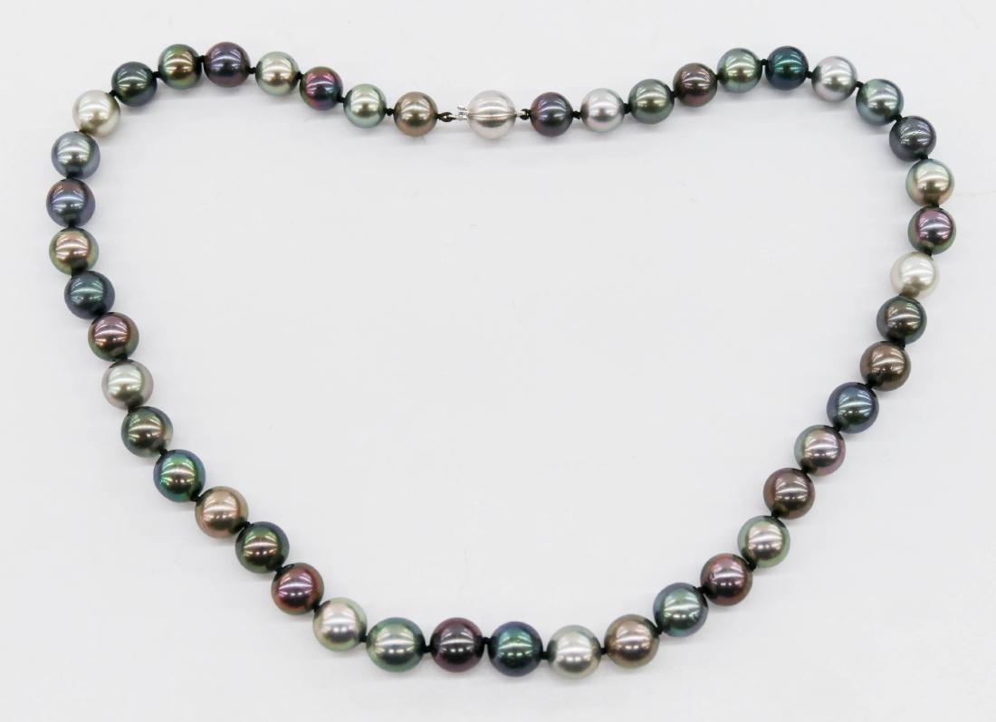 Lady's Black & Gray Tahitian Pearl Necklace 19''.: Lady's Black & Gray Tahitian Pearl Necklace 19''. Includes (45) cultured tahitian south sea pearls measuring 9.5-10mm each. Colors vary from gray to black with medium to high luster. It weighs 55.3 gr