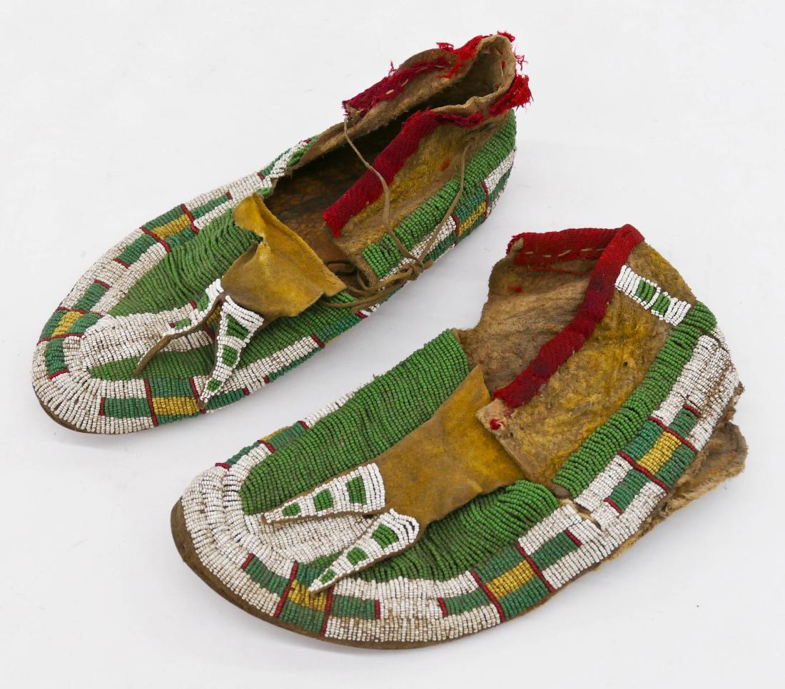 Pair Antique Plains Indian Beaded Moccasins 10''x4.5'' (1 of 4)