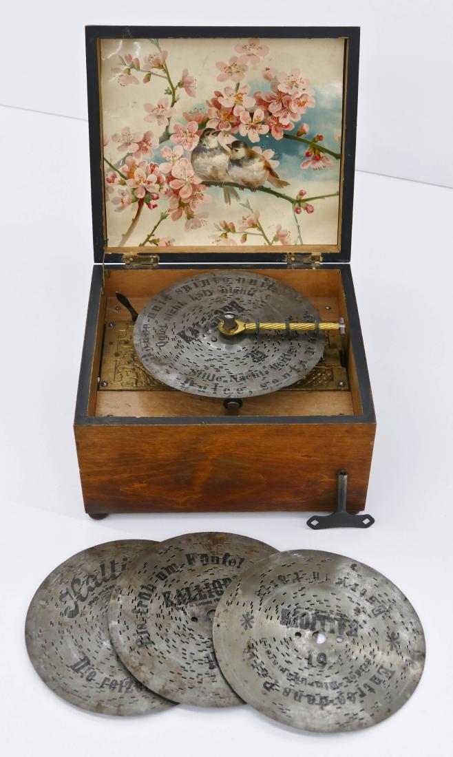 Antique Kalliope Swiss 7'' Disc Music Box: Antique Kalliope Swiss 7'' Disc Music Box 6.5''x10''x9''. A walnut cased table top music box with four original metal 7'' discs. Working order though sometimes slow. Scattered light surface wear to bo