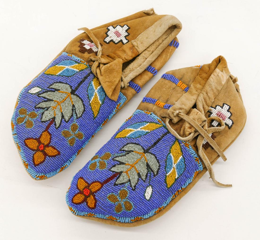 Old Pair of Plains Pictorial Beaded Moccasins 10''x4'' (1 of 2)