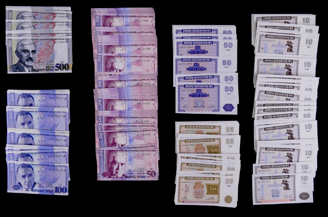 325pc Armenian Dram Banknotes  UNC (1 of 2)