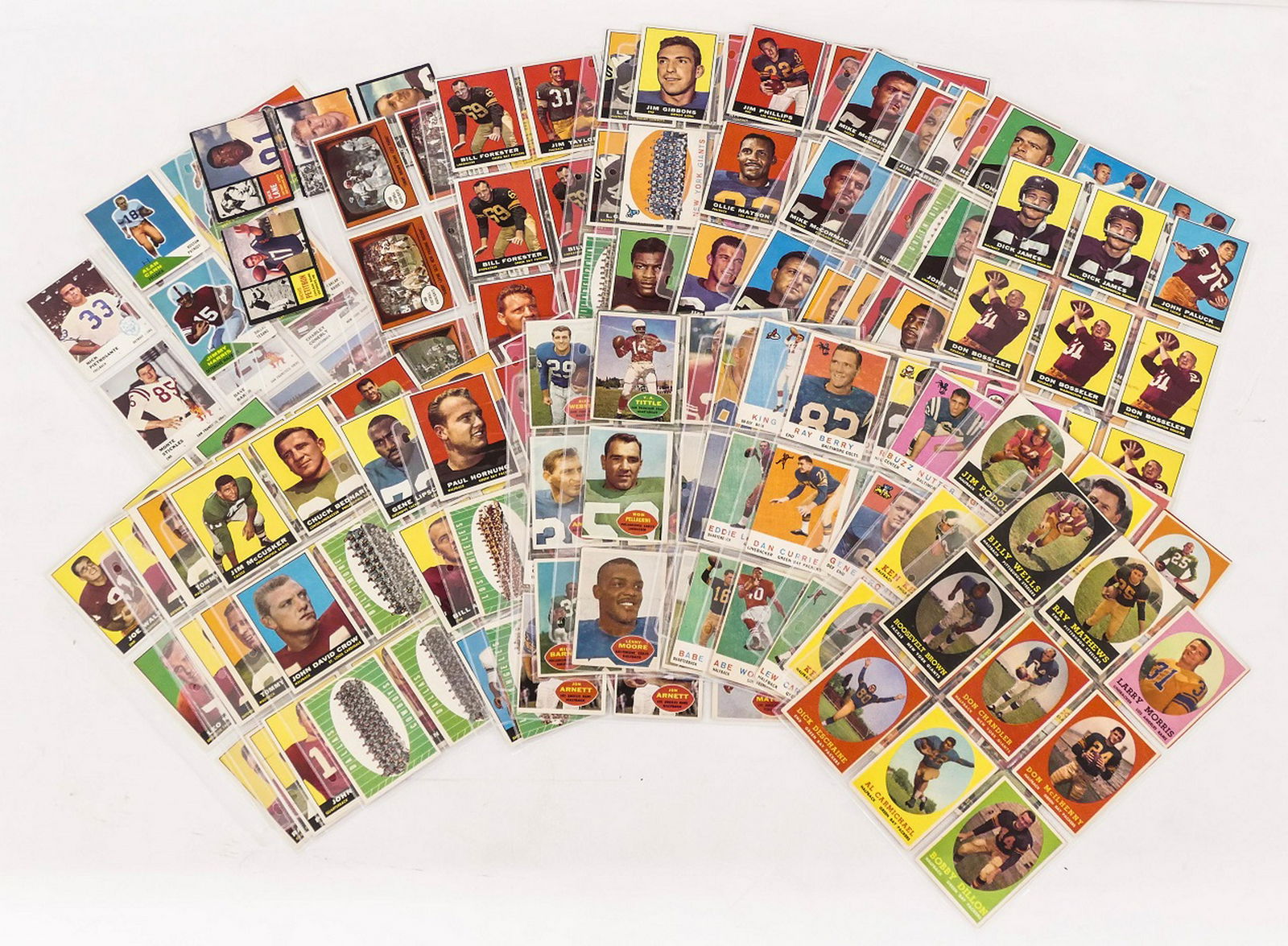 325pc Vintage Topps & Fleer Football Cards 1958-1962.: 325pc Vintage Topps & Fleer Football Cards 1958-1962. Includes key Bart Starr, Paul Hornung, George Blanda, and Team Cards. Condition ranges from Poor to Ex+. Overall clean estate collection.