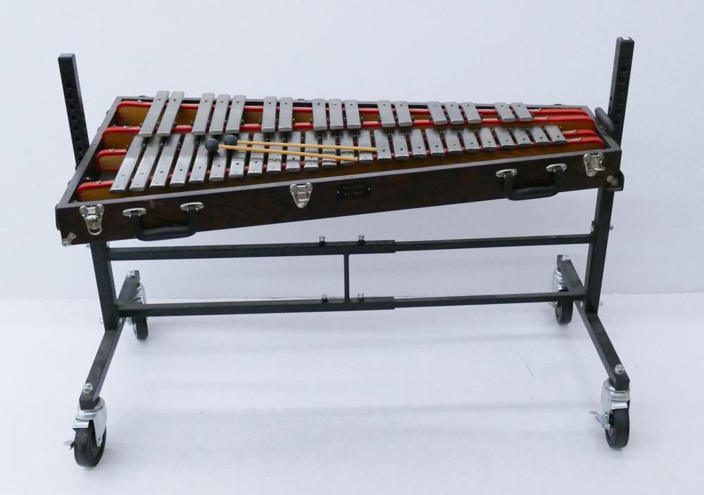 Fall Creek RT-1500 Glockenspiel & Stand: Fall Creek RT-1500 Glockenspiel with Stand. Hand-made glockenspiel built by Bill Youhass. Comes in 'Resonator Case' and features Floating Rails with Nickel-Plated bars and Latches as well as Mahogany