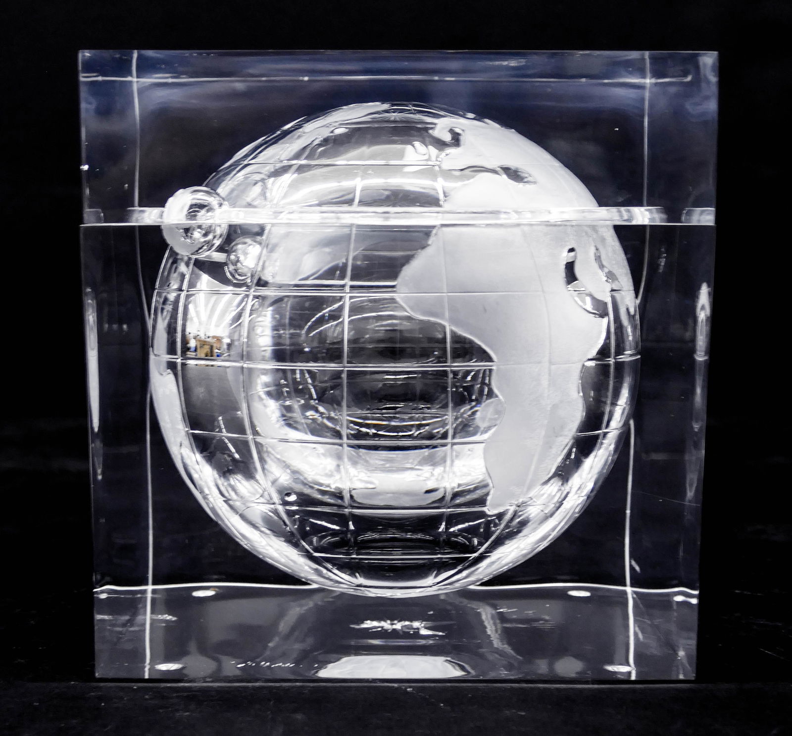 Alessandro Albrizzi ''World Globe'' Acrylic Ice Bucket: Alessandro Albrizzi ''World Globe'' Acrylic Ice Bucket 7.25''x7''. An annealed acrylic or lucite cube ice bucket with cover. Unmarked. Excellent condition.