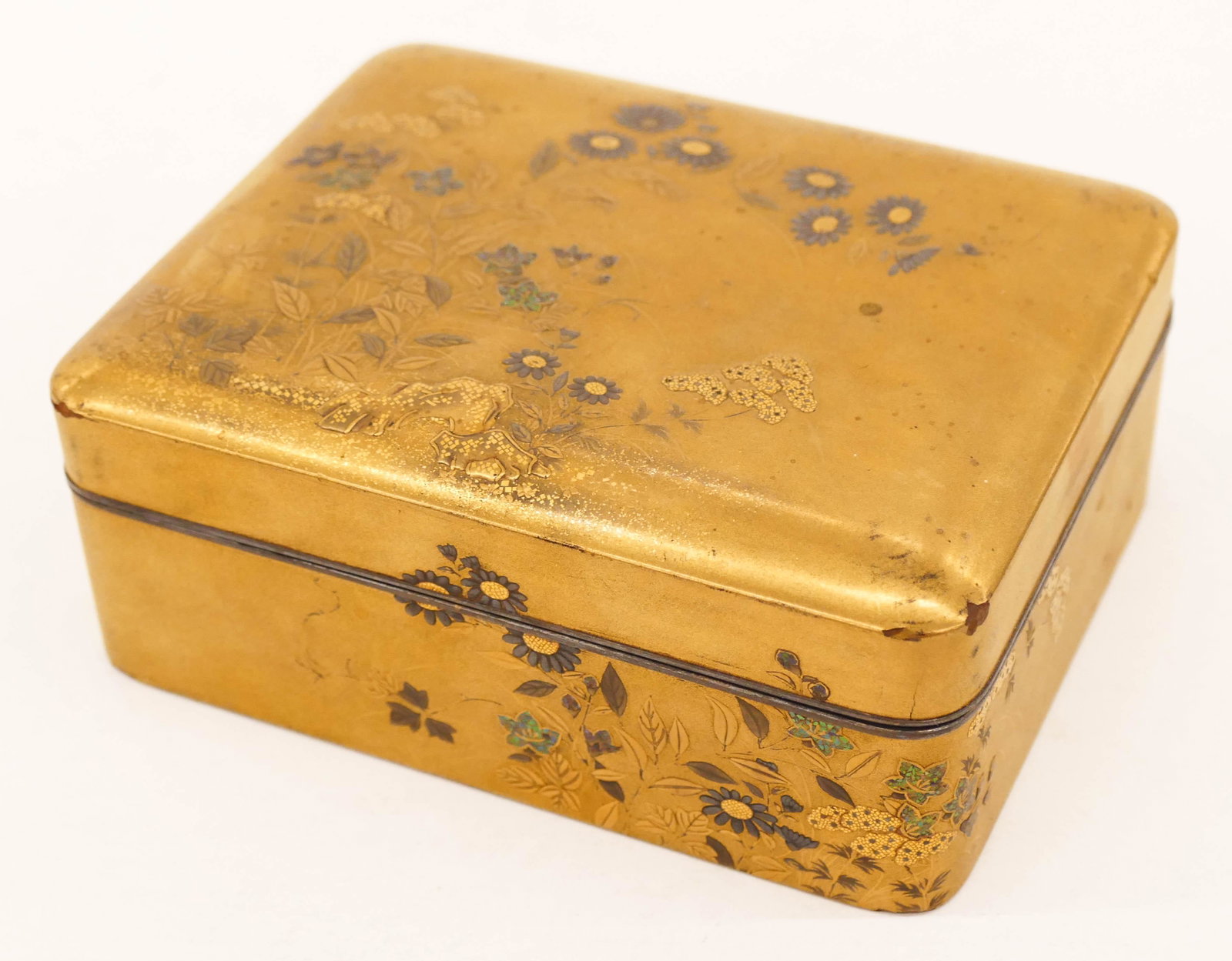 Japanese Meiji Lacquered Kogo Incense Box: Japanese Meiji Lacquered Kogo Incense Box 2''x4.5''x3.5''. A fine maki-e and mother of pearl lacquered floral box with interior matching tray. Unsigned. Some edge chipping to edges of bottom piece. Co