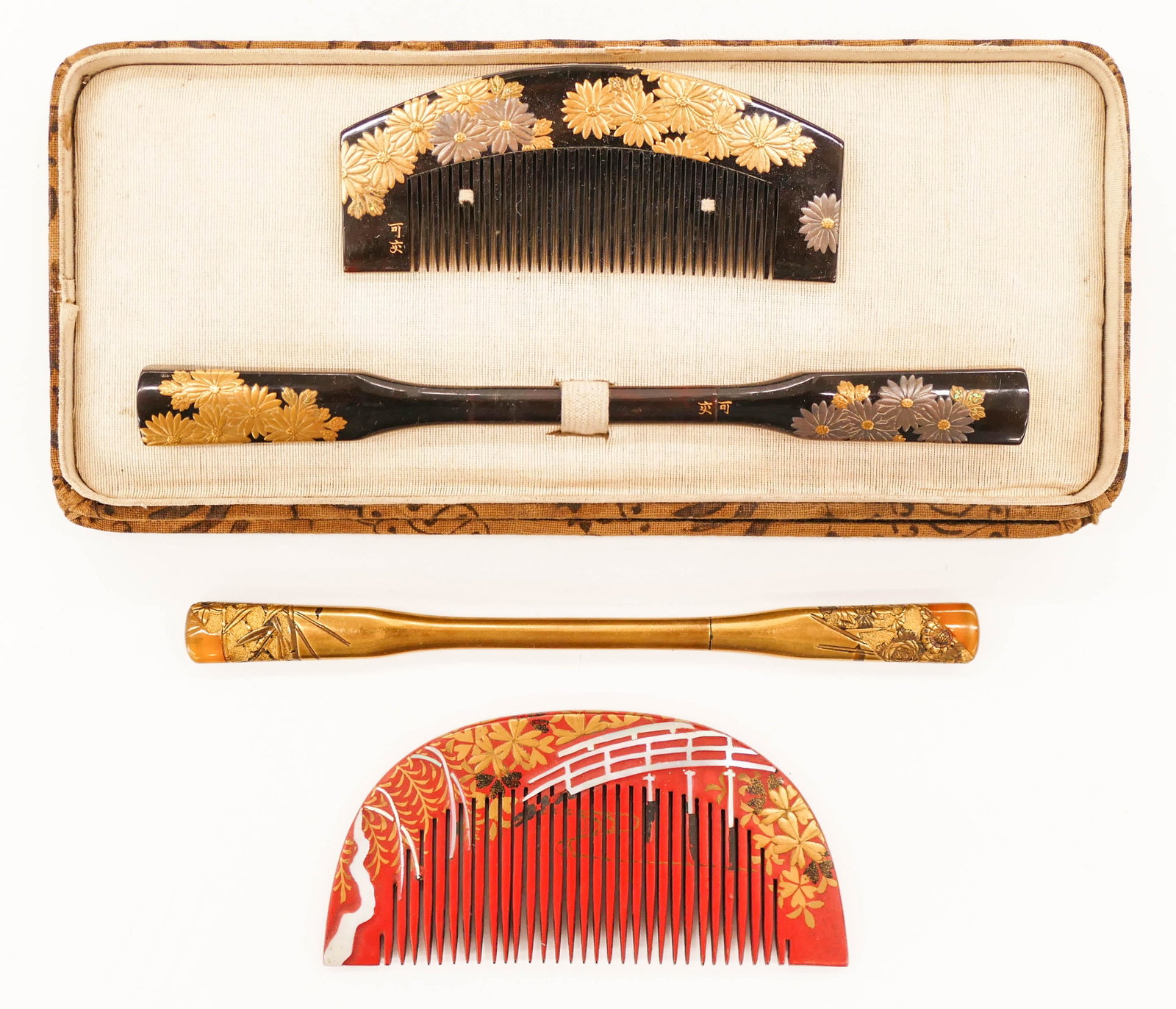 4pc Japanese Meiji Lacquered Kushi and Kougai Hair: 4pc Japanese Meiji Lacquered Kushi and Kougai Hair Ornaments 3.5'' to 6''. Includes a signed comb and hair pin set with maki-e lacquered chrysanthemums. Also a single hair pin and red comb. Excellent 