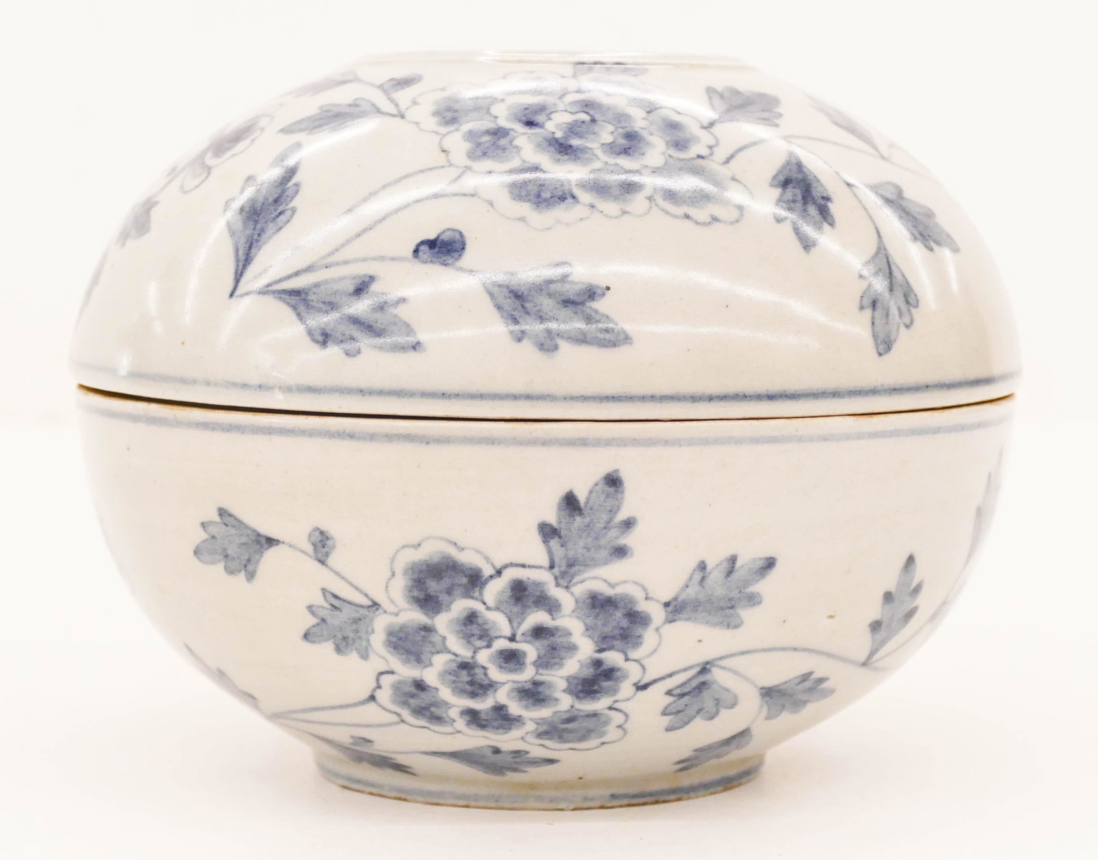 Korean Blue and White Covered Peony Bowl 5''x6.25'': Korean Blue and White Covered Peony Bowl 5''x6.25''. A blue underglaze decorated box with scrolling peony motifs and central shou symbol on cover. Excellent condition. 20th century. Collection of W. G