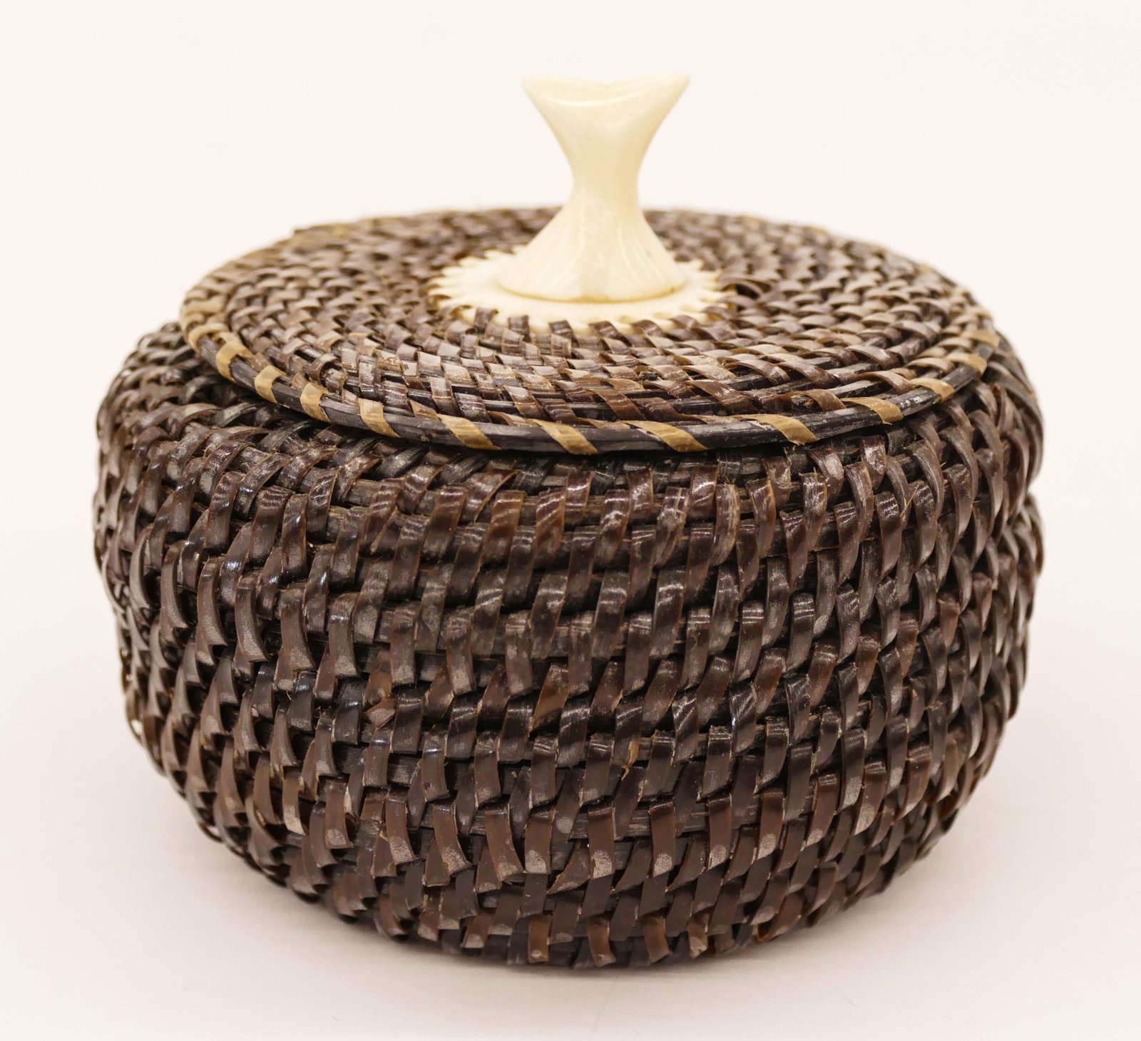 Alaskan Inuit Whale Tail Baleen Basket: Alaskan Inuit Whale Tail Baleen Basket 3''x4''. An Inuit eskimo native made basket with whale tale finial. Unsigned. Overall excellent condition.