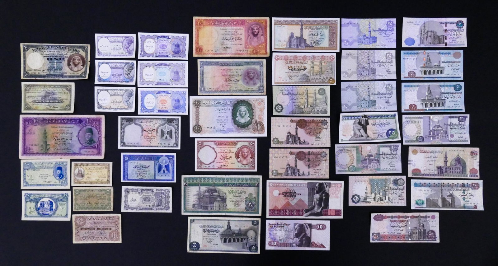Egypt. 43pc 1940-2007: Egypt. 43pc 1940-2007. Includes UNC Government 10 Piastres ND (1940) Pick 167b, National Bank of Egypt œ100 1948 Pick 27a, Arab Republic of Egypt Notes