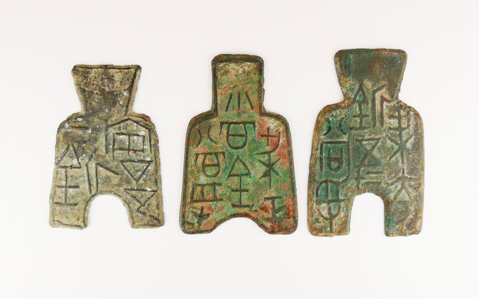3pc Ancient Chinese Spade Coins: 3pc Ancient Chinese Spade Coins. Warring States Period ND (ca. 475-221 BC) Coins measure 2'' to 2 3/8'' (53-62mm) and are 1 3/8'' to 1 1/2'' (36-40mm) wide. All are roughly 2mm thick. Weights: 12g, 14