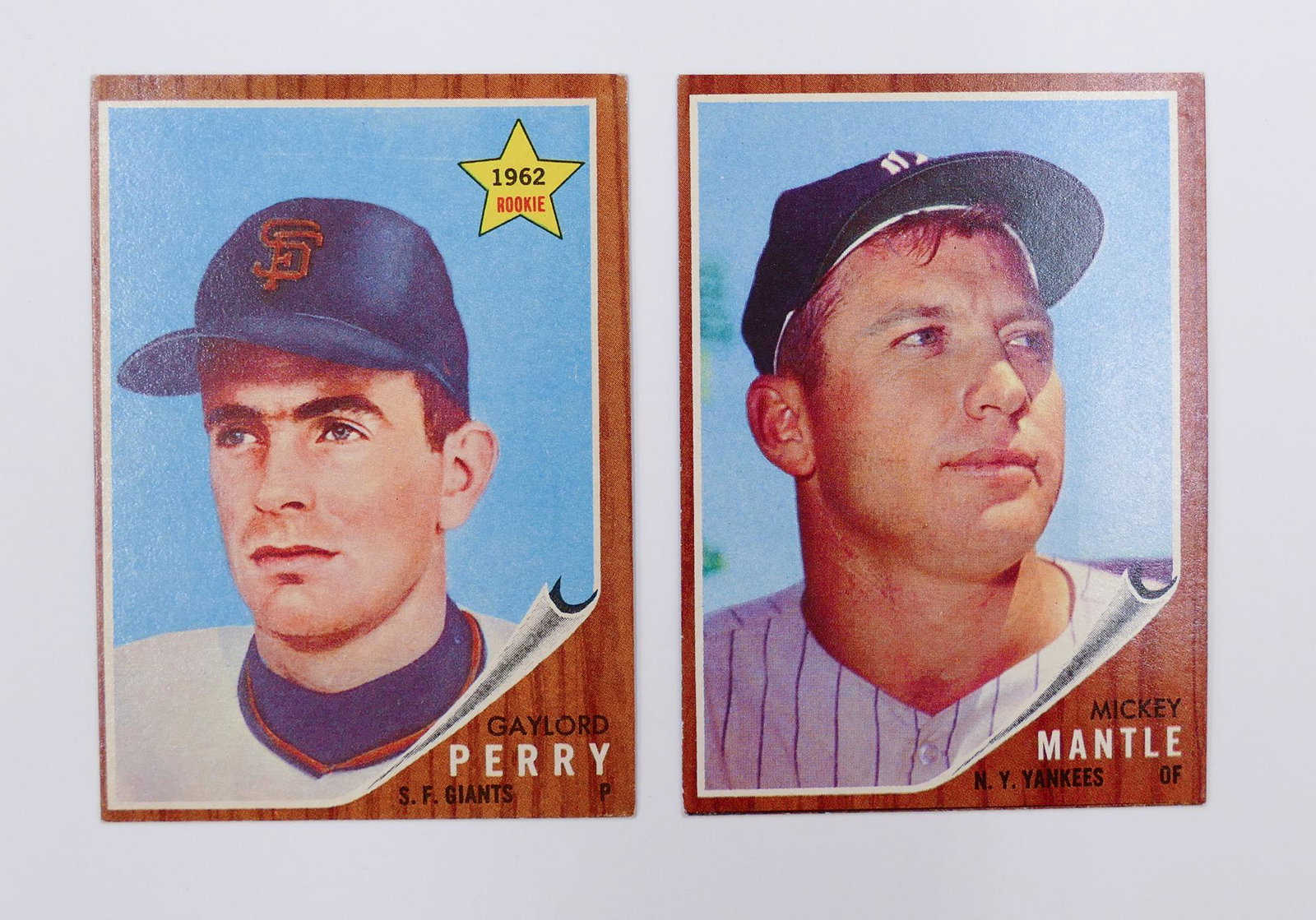 2pc 1962 Topps Mickey Mantle & Gaylord Perry Cards: 2pc Vintage Topps Baseball Cards. Includes 1962 Topps Mickey Mantle NY Yankees and 1962 Topps Gaylord Perry San Francisco Giants Rookie Card. Both cards in excellent condition with shatp edges and vir