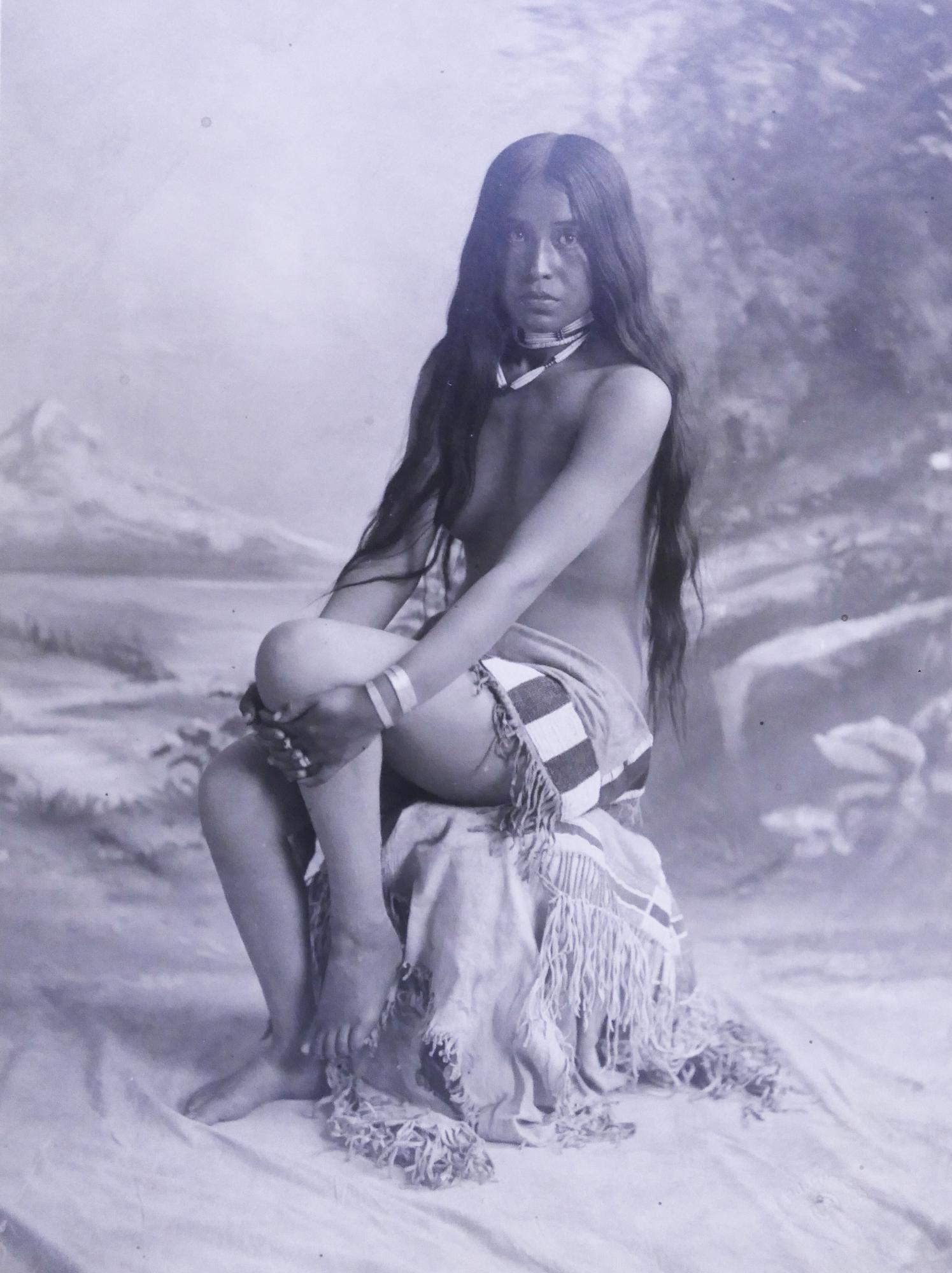 Ralph I. Gifford ''Columbia River Plateau Indian'': Ralph I. Gifford (1894-1947 Oregon) ''Columbia River Plateau Indian Woman'' Silver Gelatin Photograph. 8''x6''Sight. Blind stamped R.I. Gifford at l.r. Appears to be a reprint of Ralph's father Benjam