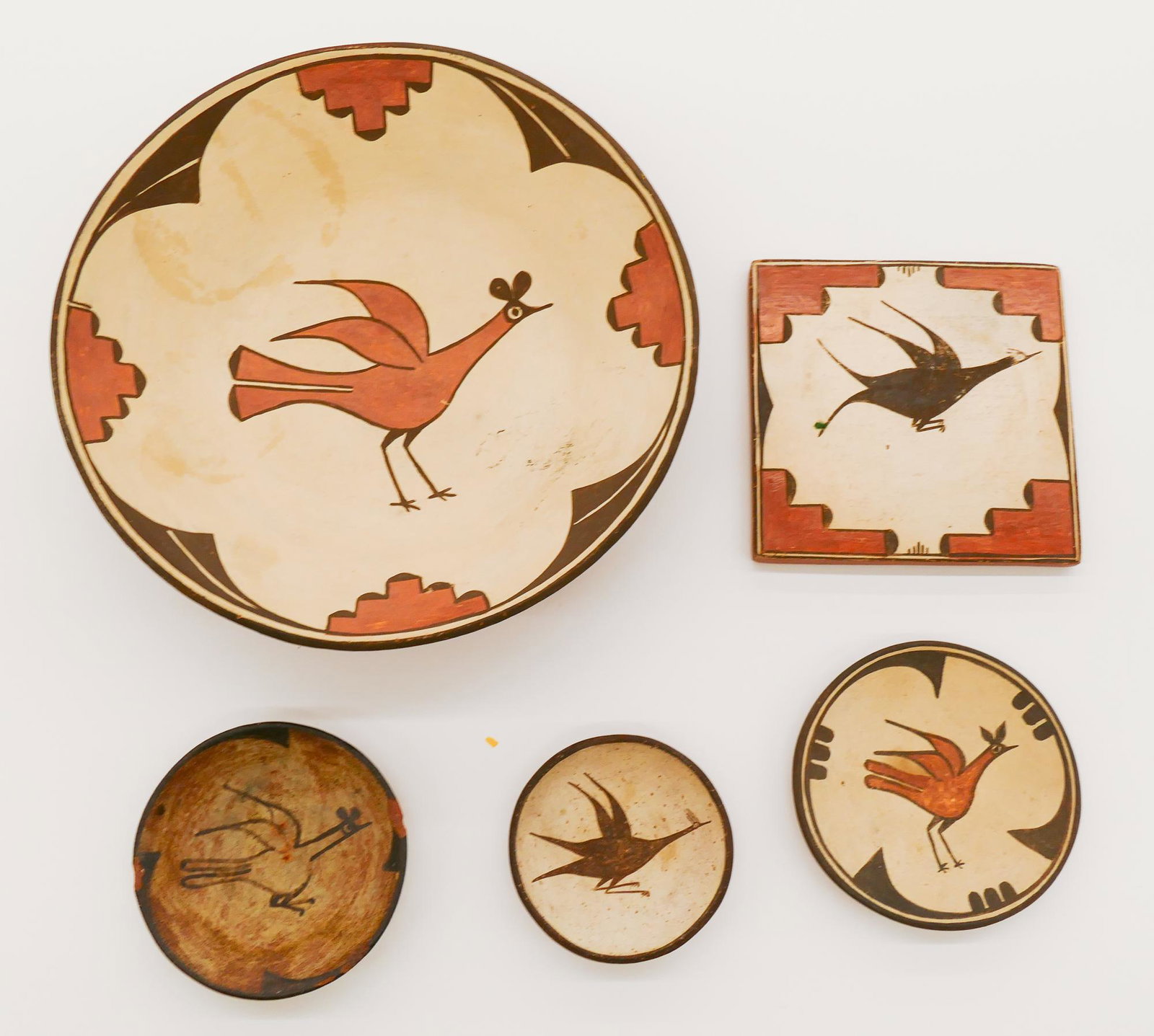 5pc Old Zia Polychrome Bird Pottery: 5pc Old Zia Polychrome Bird Pottery. Sizes range from 4'' to 11.5''. Includes tile, 3 small dishes, and large low bowl. One dish has edge chipping with overall surface wear. Collection of Alden Frick 