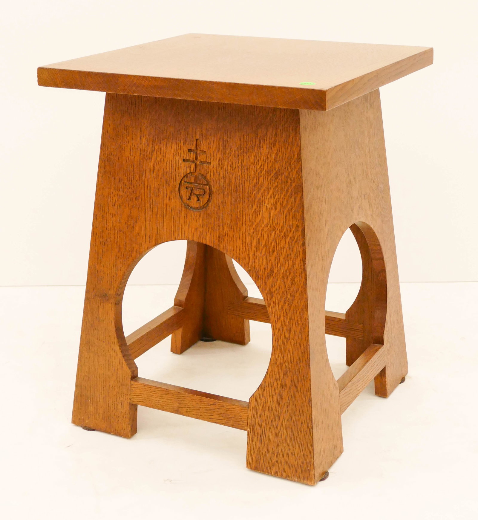 Stickley Roycroft Keyhole Tabouret Oak Stand: Stickley Roycroft Keyhole Tabouret Oak Stand. No.89-50. Dated 2000. Oak small table with Roycroft logo on side. Measures 20.5x16x16''. Excellent condition.