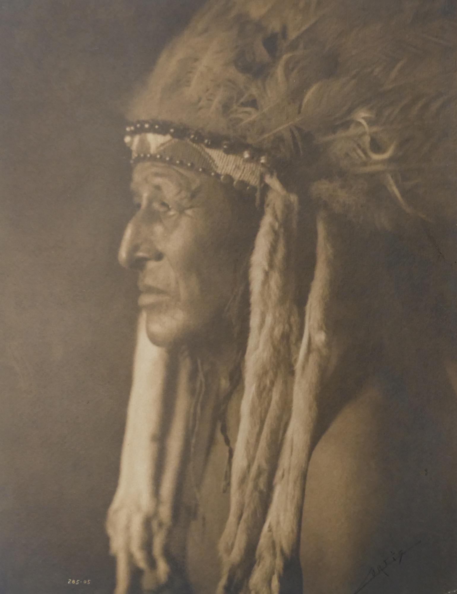 Edward Curtis ''White Swan'' (Indian Chief) 1905: Edward Curtis (1868-1952 American) ''White Swan'' (Indian Chief) 1905 Platinum Print 16''x12.25'' Image. Native sepia toned photograph. Ink signed l.r. with negative number ''285-05'' in plate lower l
