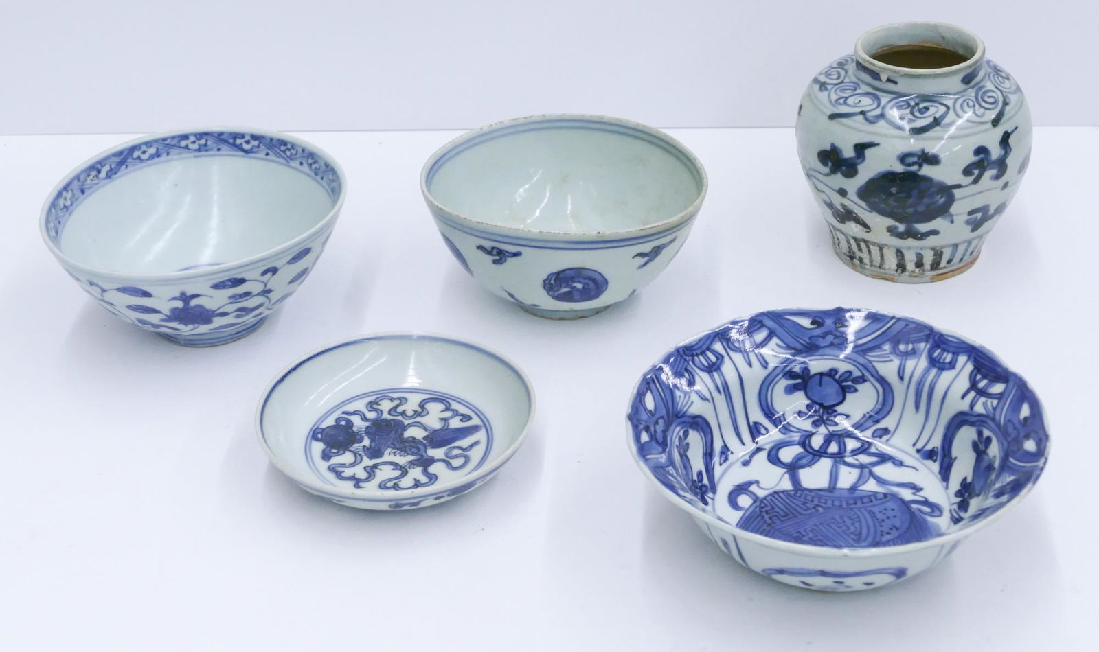 5pc Chinese Ming Blue & White Bowls and Jar (1 of 3)