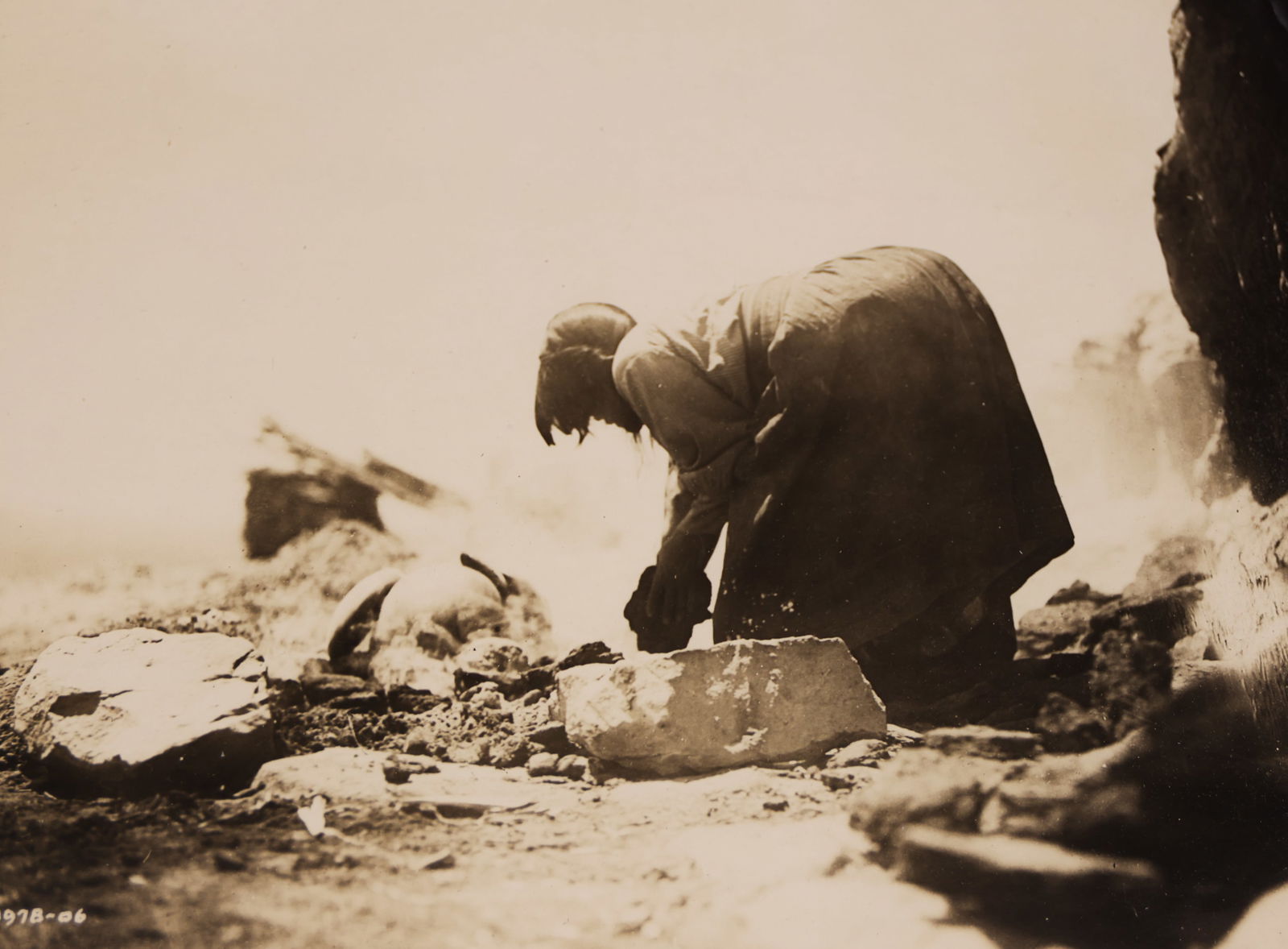 Edward Curtis ''Nampeyo Building Her Kiln'' Silver Photo (1 of 2)