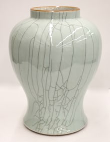 Chinese Qing Ge Crackle Porcelain Jar