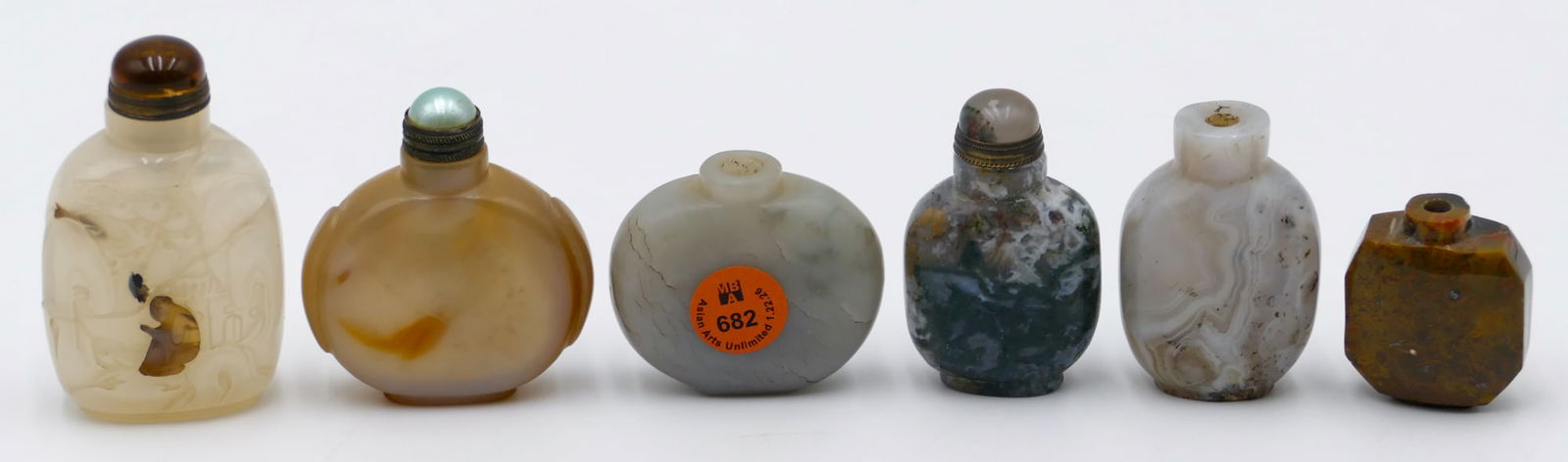 6pc Old Chinese Agate, Jasper and Stone Snuff Bottles: 6pc Old Chinese Agate, Jasper and Stone Snuff Bottles 1.5 " to 3 ". Two bottles are cracked and some edge flaking.
