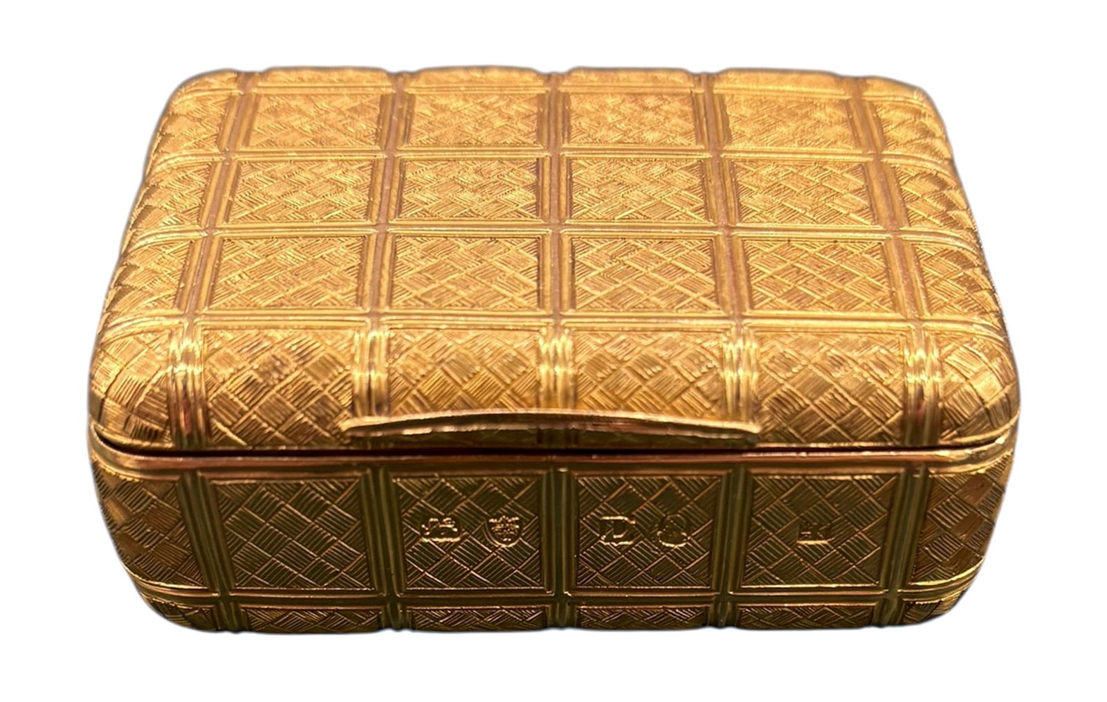 Very Fine 18k Gold Snuff Box Dated 1799: Very Fine 18k Gold Snuff Box Dated 1799. 71.24 g. Inscribed "Anthony Hunt Esq. Captain of his maj. ship La Virginie. Died at Calcutta 10th of August 1798 in the 28th year of his age." 1.5"x2.25"x1"