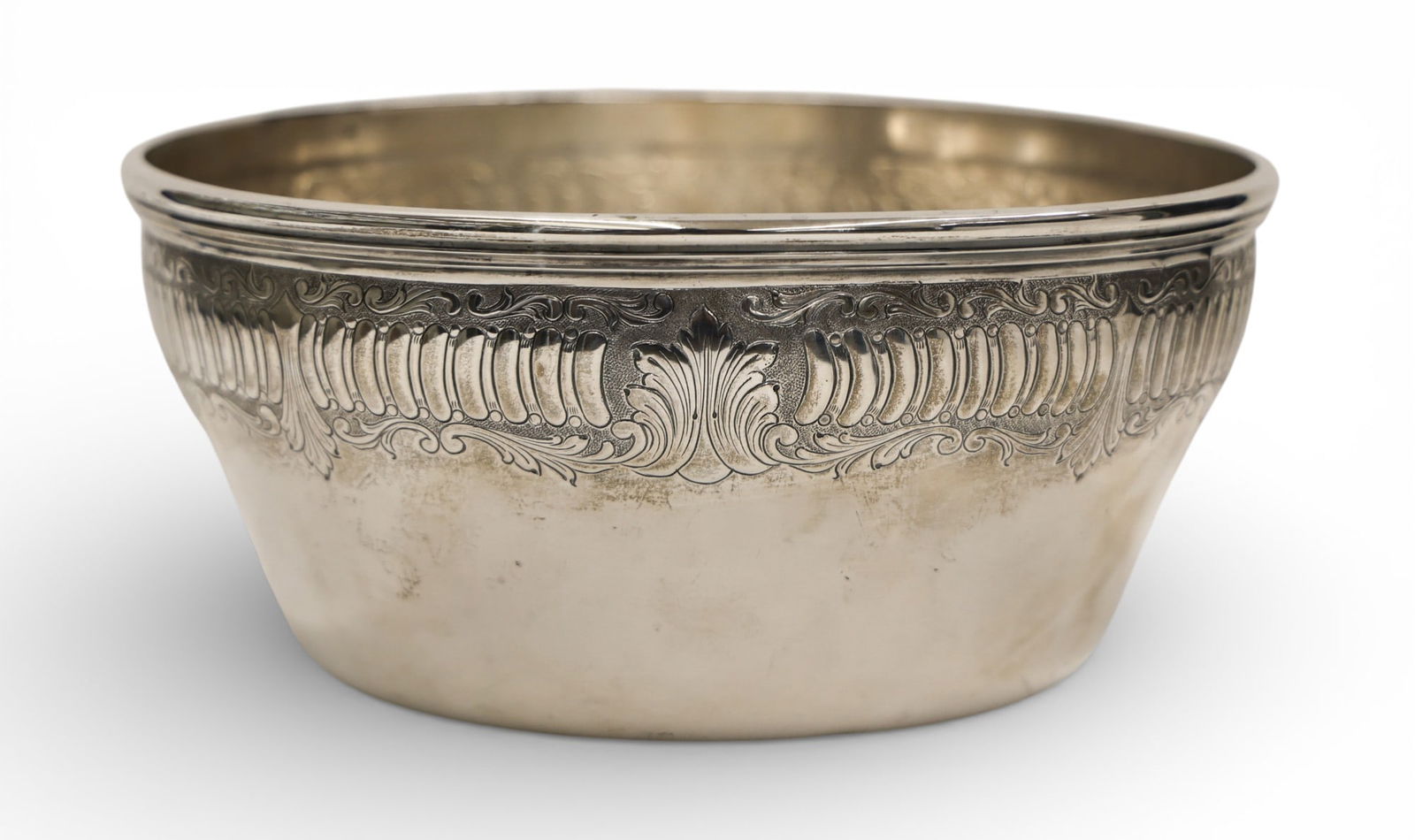 Buccellati Italian Sterling Serving Bowl: Buccellati Italian Sterling Serving Bowl 3.5"x7.5". Engraved leaf motif around rim. Marked on bottom. One slight dent on side. Overall excellent condition. It weighs 446 grams.